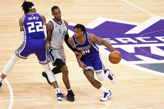 马刺结束五连败坐稳第10 德罗赞：尽全力，别后悔！